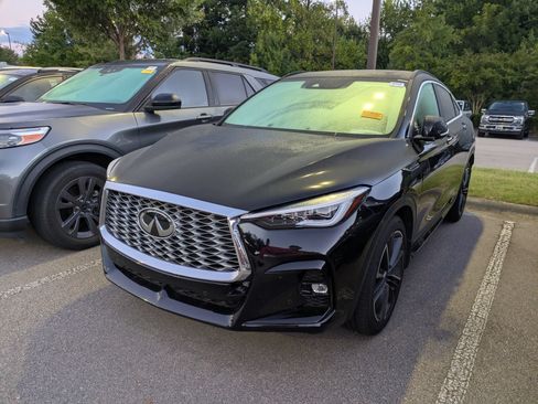 Used 2025 INFINITI QX55 Essential AWD/4WD image 3