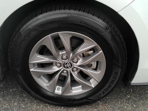 Used 2022 Toyota Sienna XLE AWD/4WD image 33