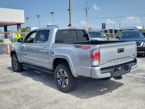 Used 2020 Toyota Tacoma TRD Sport w/ TRD Premium Sport Package AWD/4WD image 6