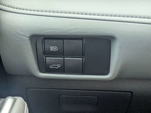 Used 2020 Toyota Highlander XLE FWD image 25