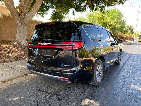 Used 2024 Chrysler Pacifica Limited FWD image 6