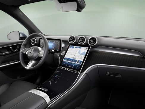 Used 2025 Mercedes-Benz GLC 300 4MATIC image 41