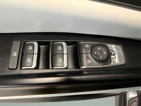 Used 2022 Kia Carnival LX image 20