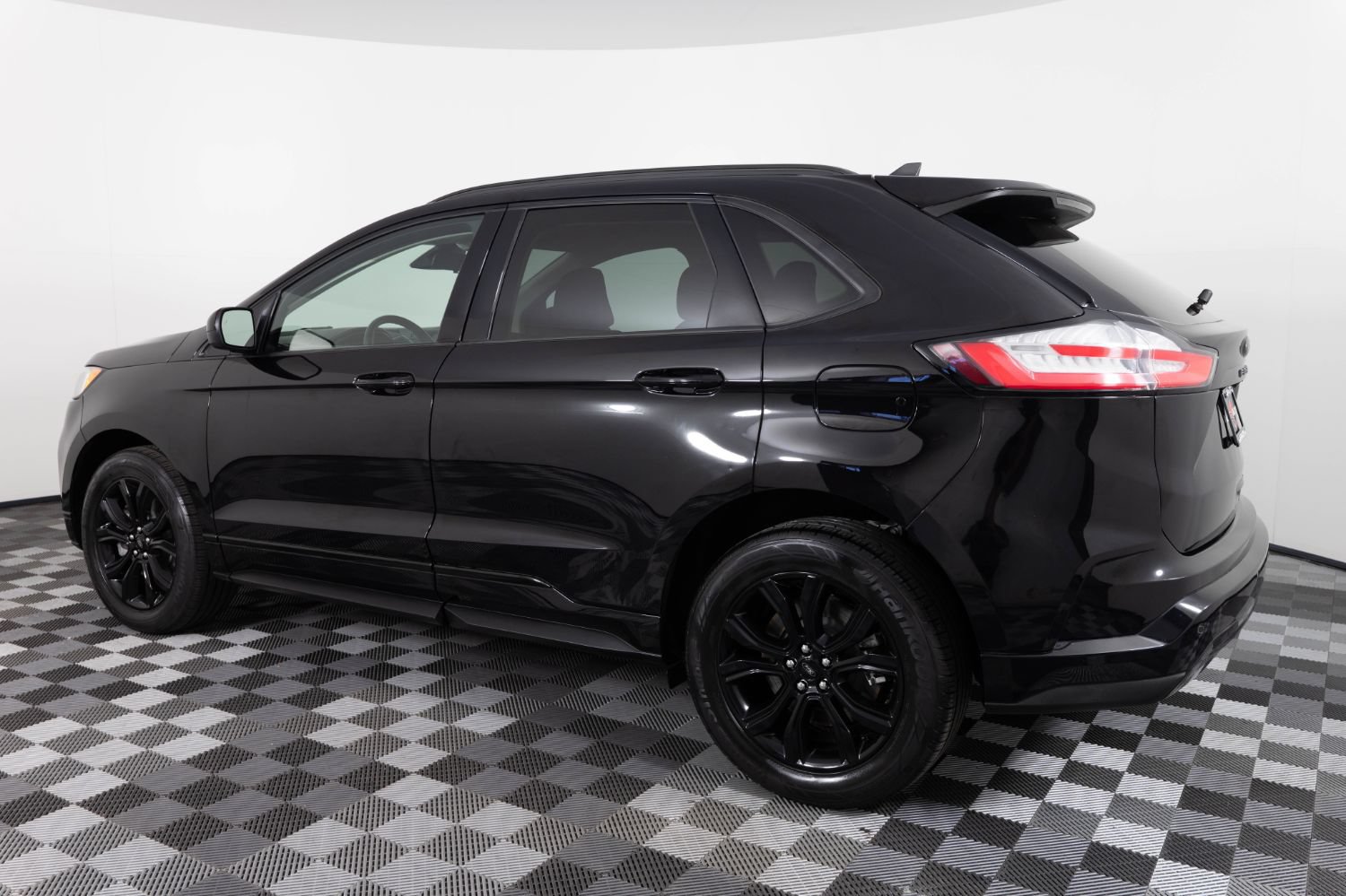 Used 2022 Ford Edge SE w/ Black Appearance Package AWD/4WD image 4