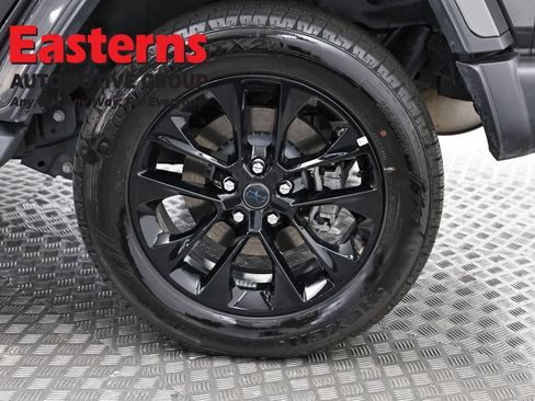 Used 2025 Jeep Wrangler Unlimited Sahara image 32