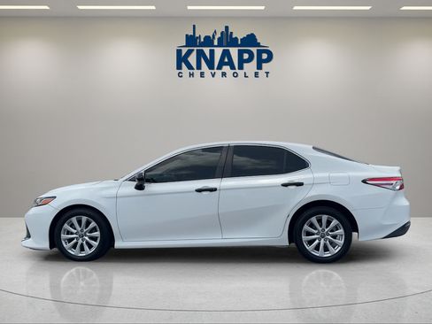 Used 2018 Toyota Camry LE FWD image 8