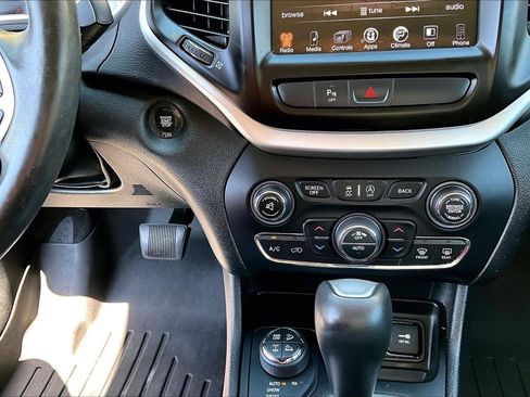 Used 2018 Jeep Cherokee Trailhawk w/ Quick Order Package 27L AWD/4WD image 36