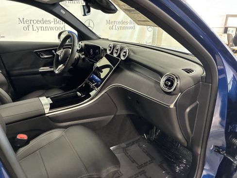 Used 2025 Mercedes-Benz GLC 300 4MATIC image 18