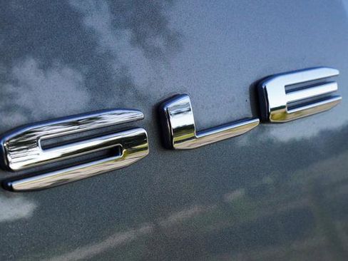Used 2023 GMC Acadia SLE image 49