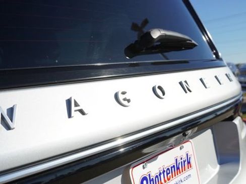 Used 2023 Jeep Wagoneer L Series III w/ Preferred Equipment Group image 12