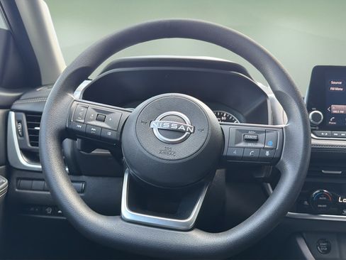 Certified 2024 Nissan Rogue SV FWD image 8