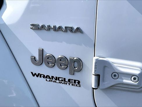 Used 2018 Jeep Wrangler Unlimited Sahara AWD/4WD image 27