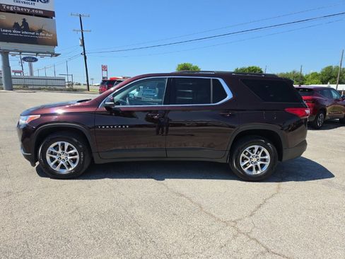 Used 2021 Chevrolet Traverse LT FWD image 2