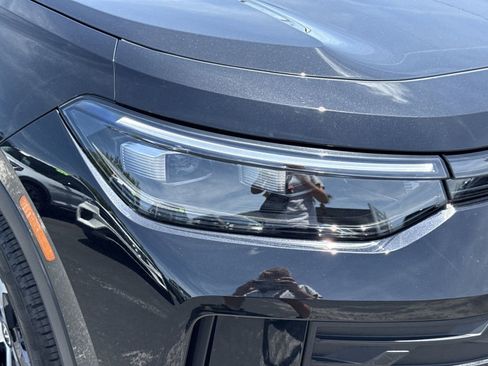 Used 2025 Volkswagen Tiguan SE FWD image 9