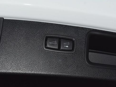 Certified 2025 Porsche Macan AWD/4WD image 33