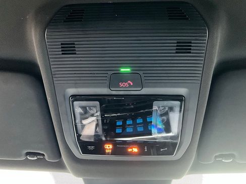 Used 2025 Volkswagen Atlas Cross Sport SE image 17