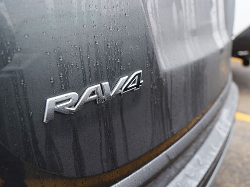 Used 2018 Toyota RAV4 XLE image 12