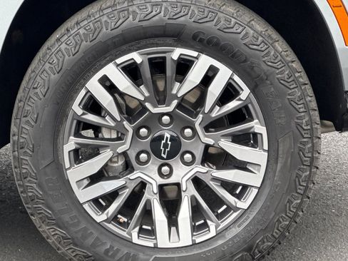 Used 2025 Chevrolet Suburban Z71 image 43