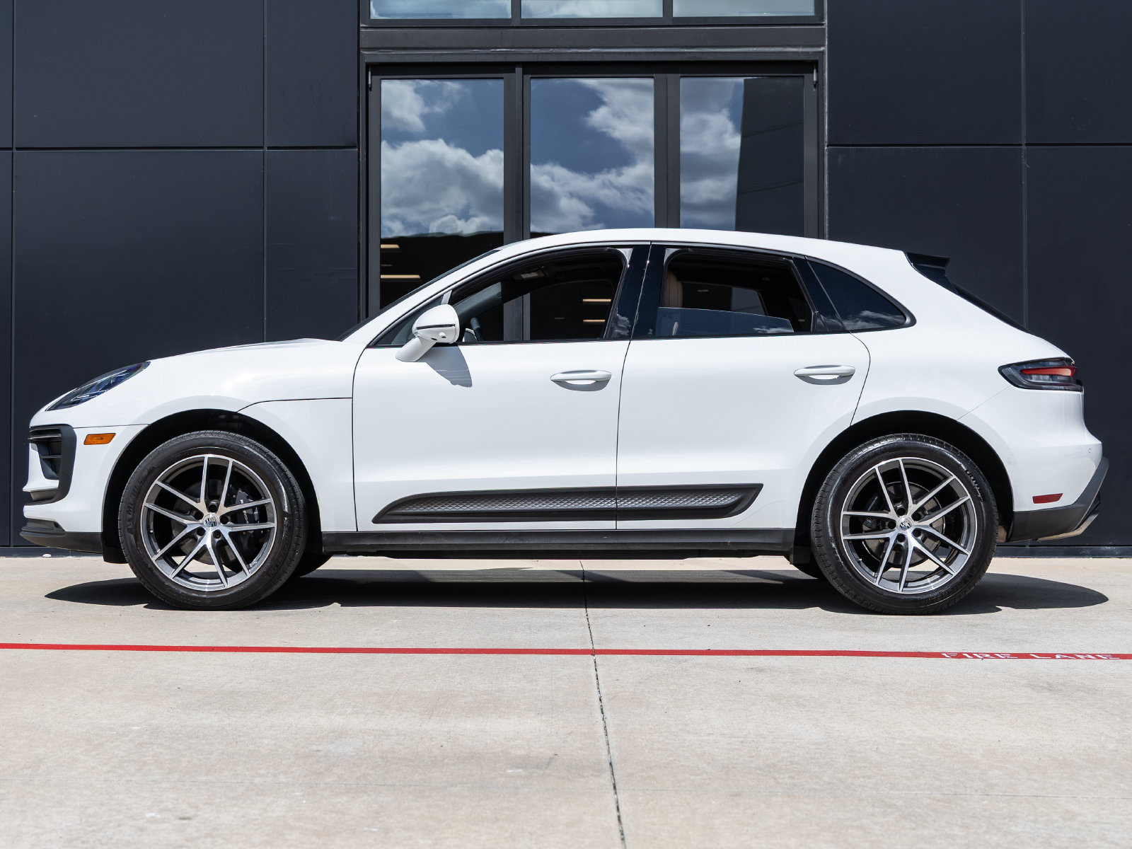 Certified 2024 Porsche Macan AWD/4WD image 2