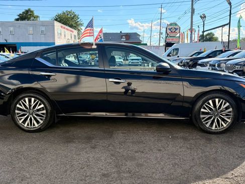 Used 2024 Nissan Altima 2.5 SV FWD image 11