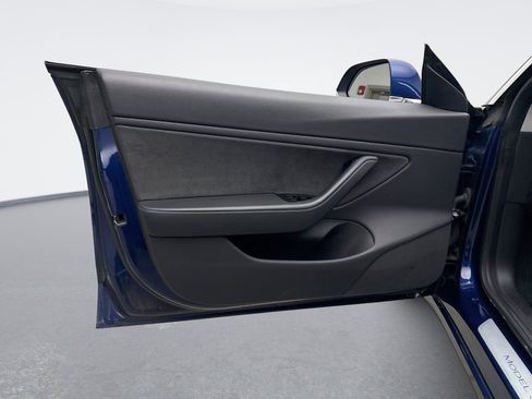 Used 2019 Tesla Model 3 Standard Range image 9