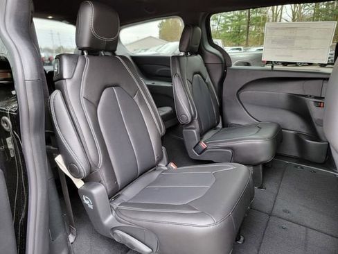 New 2026 Chrysler Pacifica Select AWD/4WD image 23