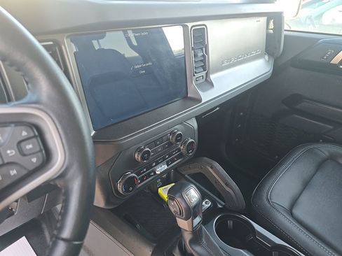 Used 2025 Ford Bronco Badlands image 11