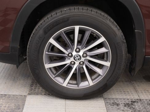 Used 2019 Toyota Highlander XLE AWD/4WD image 18