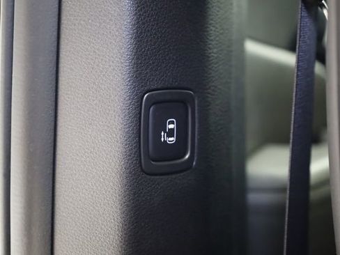 Used 2025 Kia Carnival FWD image 31