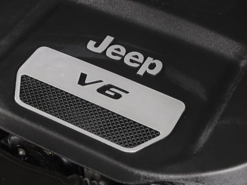 Used 2017 Jeep Wrangler Unlimited Sahara w/ Connectivity Group image 17