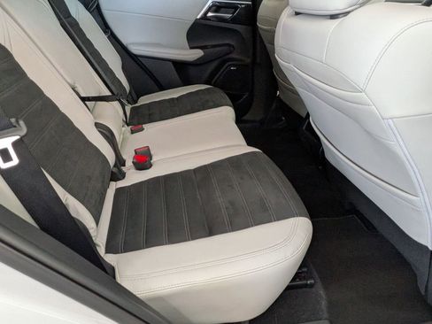 Used 2025 Mitsubishi Outlander SE FWD image 27