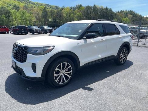 Certified 2025 Ford Explorer ST-Line AWD/4WD image 3