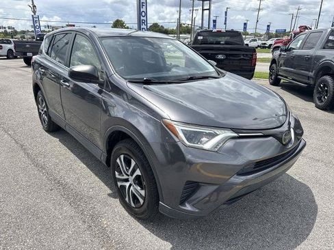 Used 2018 Toyota RAV4 LE FWD image 3