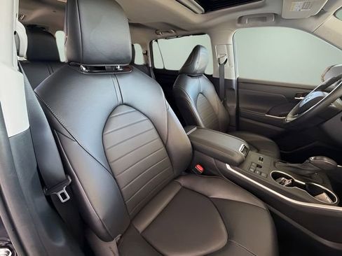 Used 2023 Toyota Highlander XLE image 34