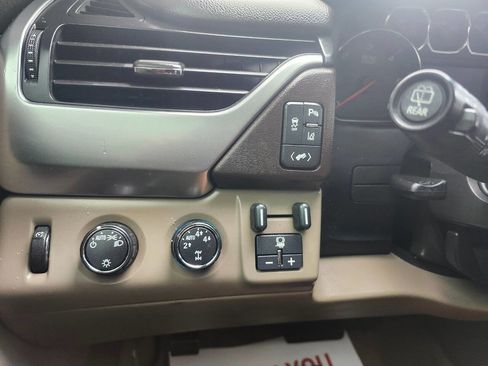 Used 2015 Chevrolet Suburban LT image 22