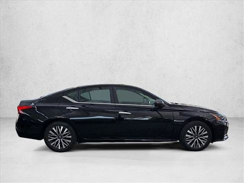 Used 2025 Nissan Altima 2.5 SV FWD image 4