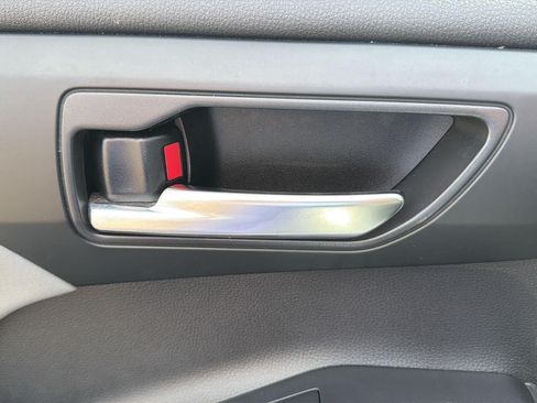 Used 2020 Toyota Highlander XLE FWD image 13