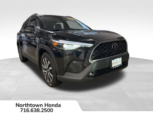 Used 2025 Toyota Corolla Cross XLE image 1