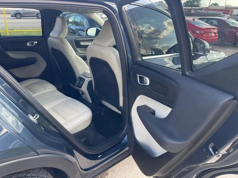 Used 2019 Volvo XC40 T4 Inscription FWD image 7