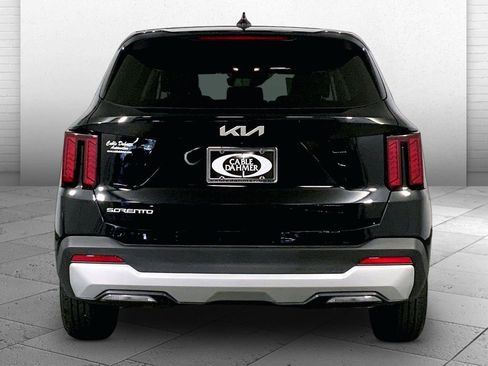 Used 2024 Kia Sorento LX FWD image 3