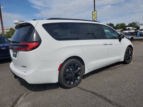 New 2026 Chrysler Pacifica Limited w/ S Appearance Package FWD image 6