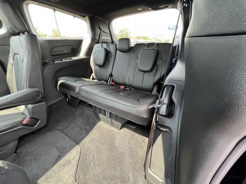 New 2025 Chrysler Pacifica Select w/ Uconnect Theater Family Group image 39