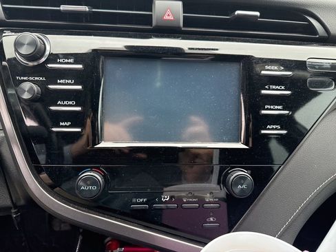 Used 2019 Toyota Camry SE FWD image 16