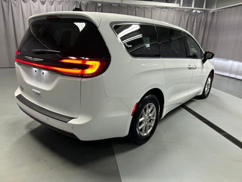 Used 2024 Chrysler Pacifica Touring-L image 7