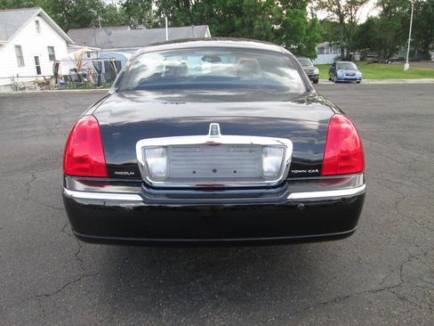Used 2005 Lincoln Town Car Signature RWD image 10