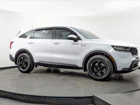 Used 2022 Kia Sorento LX image 11