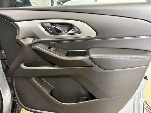 Used 2023 Chevrolet Traverse LT image 37
