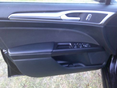 Used 2017 Ford Fusion SE w/ Equipment Group 201A image 14