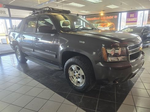 Used 2011 Chevrolet Avalanche LS image 3