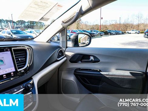 Used 2023 Chrysler Pacifica Touring-L FWD image 49